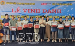 Tôn vinh và tặng quà cho đoàn viên, người lao động