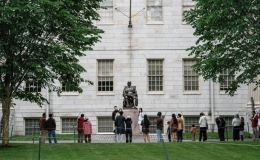 Tổng thống Mỹ ký sắc lệnh hạn chế thị thực sinh viên quốc tế tới Harvard