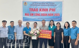 Trao kinh phí hỗ trợ xây dựng 3 nhà mái ấm công đoàn cho đoàn viên