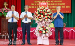 Xã An Ninh, huyện Tiền Hải tổ chức lễ trao huy hiệu Đảng và công bố quyết định phát hành sách lịch sử Đảng bộ và nhân dân xã giai đoạn 1925 - 2025