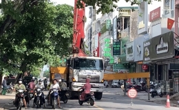 Xe bồn bê tông đỗ ngược chiều, lấn chiếm lòng đường Lê Quý Đôn