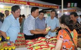 Đông đảo người dân tham gia phiên chợ đưa hàng Việt về nông thôn tại Tiền Hải