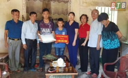 Thăm, tặng quà gia đình có hoàn cảnh khó khăn