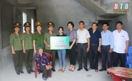 Trao kinh phí hỗ trợ xây nhà tình thương cho trẻ mồ côi