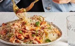 Cách làm món salad miến cá hồi đậm đà cho bữa trưa