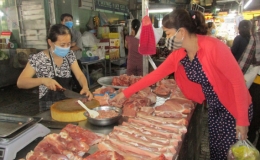 Giá lợn hơi giảm, người tiêu dùng vẫn phải mua thịt giá cao