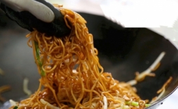 Mì xào giòn sốt xì dầu cho bữa sáng