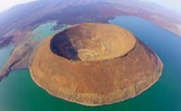 Miệng núi lửa khổng lồ nổi giữa hồ nước ở Kenya