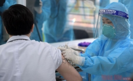 Thêm 580.000 liều vaccine AstraZeneca về tới Việt Nam