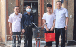 Trao xe đạp cho trẻ mồ côi