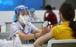 Ca COVID-19 mới và ca nặng điều trị đều tăng