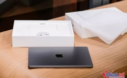 Cận cảnh chiếc MacBook Air M2 đầu tiên lộ diện tại Việt Nam
