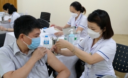 Sáng 7/7: Biến thể BA.4, BA.5 đã xâm nhập nhưng hàng chục tỉnh vẫn tiêm vaccine COVID-19 mũi 3 và 4 chậm