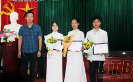 Trao 25 suất học bổng cho học sinh Trường THPT Nguyễn Đức Cảnh