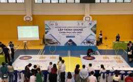 Học sinh tranh tài lập trình drone