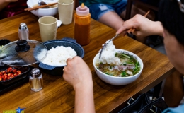 Phở chan cơm nguội hút khách lớn tuổi