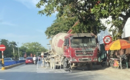 Tái diễn tình trạng xe bồn bê tông dừng đỗ trái phép trên đường