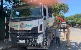 Xử phạt xe bồn bê tông dừng đỗ trên đường phố gây ách tắc giao thông