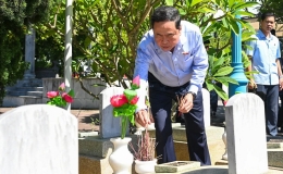 Chủ tịch Quốc hội Trần Thanh Mẫn dâng hương các Anh hùng, liệt sĩ tại Nghĩa trang Liệt sĩ Quốc tế Việt-Lào