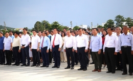 Đoàn đại biểu Ban Tuyên giáo Trung ương dâng hương tưởng nhớ Chủ tịch Hồ Chí Minh