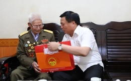 Đồng chí Nguyễn Xuân Thắng thăm, tặng quà các gia đình chính sách tại tỉnh Điện Biên