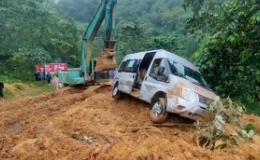 Hiện trường tìm kiếm nạn nhân xe 16 chỗ bị đất đá vùi lấp
