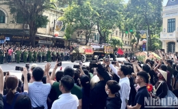 Người dân tiễn đưa Tổng Bí thư Nguyễn Phú Trọng trên các tuyến phố Hà Nội