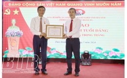 Trao tặng Huy hiệu 40 năm tuổi đảng cho đồng chí Đặng Trọng Thăng, nguyên Phó Bí thư Tỉnh ủy, Chủ tịch UBND tỉnh