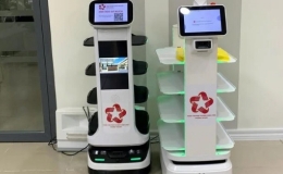 Robot chào đón, hỗ trợ người dân làm thủ tục hành chính