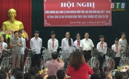 Quỳnh Phụ: Biểu dương học sinh là con cán bộ, công nhân viên chức lao động vượt khó, học giỏi năm học 2017 – 2018
