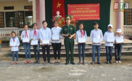 Bộ đội Biên phòng Thái Bình trao quà trong chương trình “Nâng bước em tới trường”
