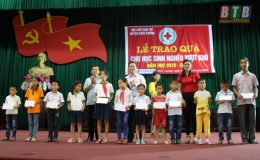 Kiến Xương: Trao 120 suất quà cho học sinh nghèo vượt khó