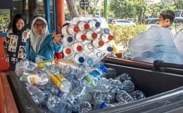 Người Indonesia đổi rác nhựa lấy vé xe buýt