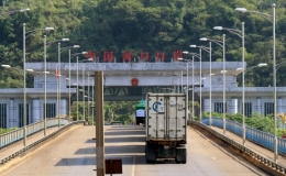 Hàng trăm xe thanh long bị ùn nhiều ngày tại cửa khẩu Lào Cai