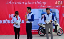 Trường THCS Hoàng Diệu tuyên truyền về việc chấp hành đội mũ bảo hiểm cho học sinh