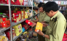 Kiến Xương: 4 cơ sở kinh doanh bánh kẹo bị xử phạt