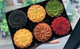 Chợ mạng rầm rộ rao bán bánh Trung thu độc lạ
