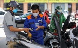 Giá xăng RON 95 tăng, dầu giảm