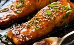 Cách làm cá hồi sốt mật ong tỏi