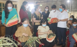 Đồng chí Nguyễn Tiến Thành, Phó Bí thư thường trực Tỉnh ủy, Chủ tịch HĐND tỉnh thăm các mô hình kinh tế của phụ nữ