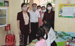 Đồng chí Trần Thị Bích Hằng, Phó Chủ tịch UBND tỉnh kiểm tra, chỉ đạo công tác phòng, chống dịch tại một số trường học