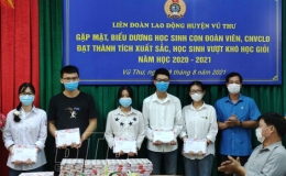 Gặp mặt, biểu dương học sinh đạt thành tích xuất sắc, học sinh vượt khó học giỏi
