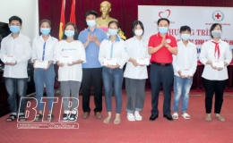 Nâng bước học sinh nghèo đến trường