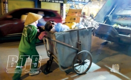 Nhọc nhằn nghề thu gom rác