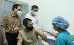 Tiêm mũi 1 vaccine ARCT-154 cho 100 tình nguyện viên