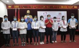 Trao 19 suất học bổng cho học sinh, sinh viên nghèo vượt khó