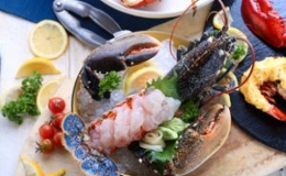 Xem đầu bếp chế biến món tôm hùm xanh quý hiếm