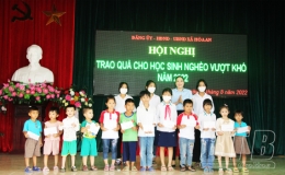 Ban Văn hóa - Xã hội, HĐND tỉnh: Trao quà cho học sinh có hoàn cảnh khó khăn tại huyện Thái Thụy