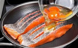 Biến tấu cá hồi áp chảo ngon với trứng