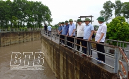 Đồng chí Lại Văn Hoàn, Phó Chủ tịch UBND tỉnh: Kiểm tra công tác tiêu thoát nước tại huyện Quỳnh Phụ